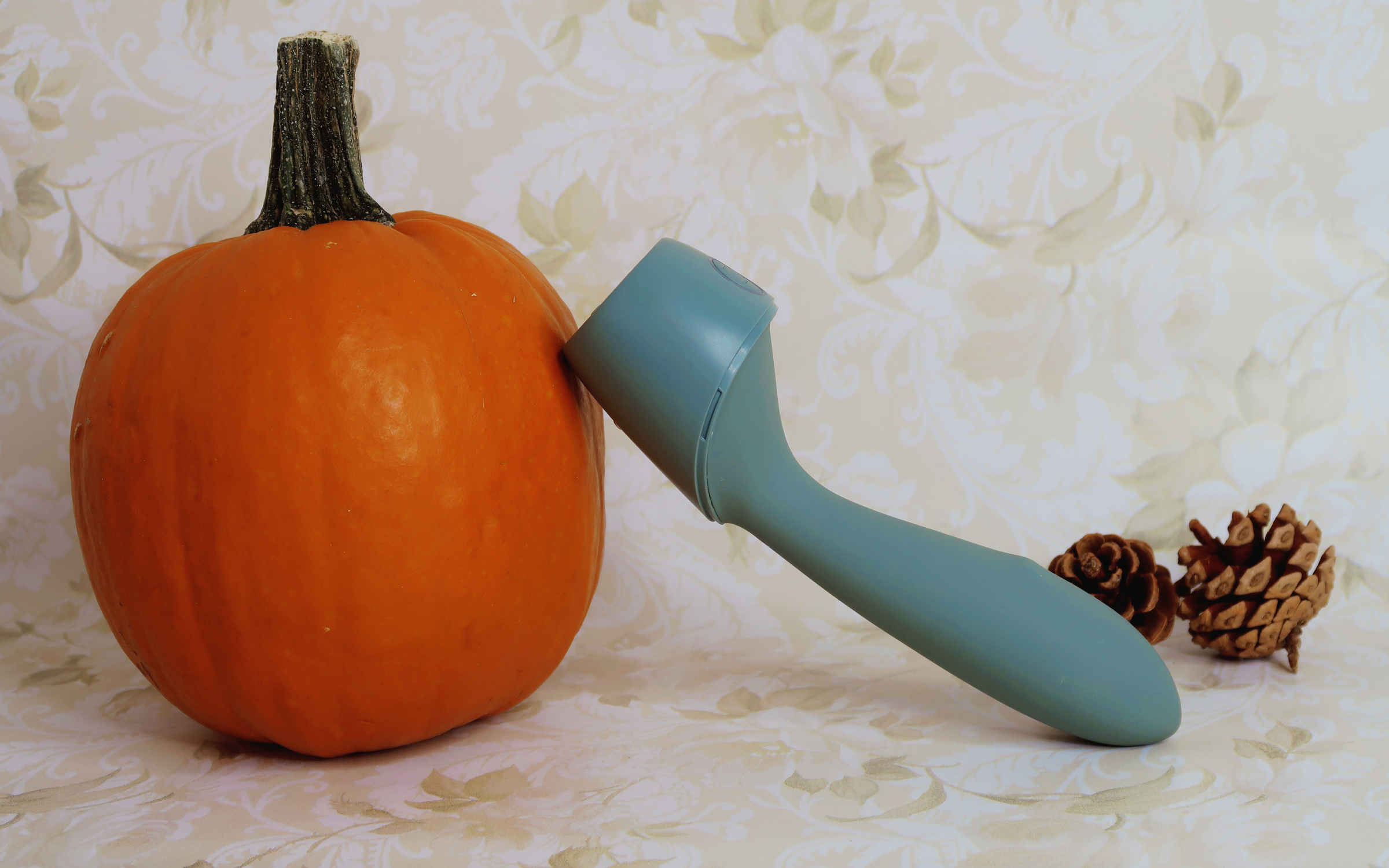 The Onda posed against a pumpkin.